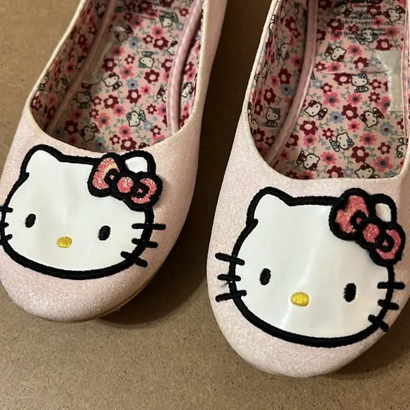 Hello Kitty Flats - Picture 2 of 6